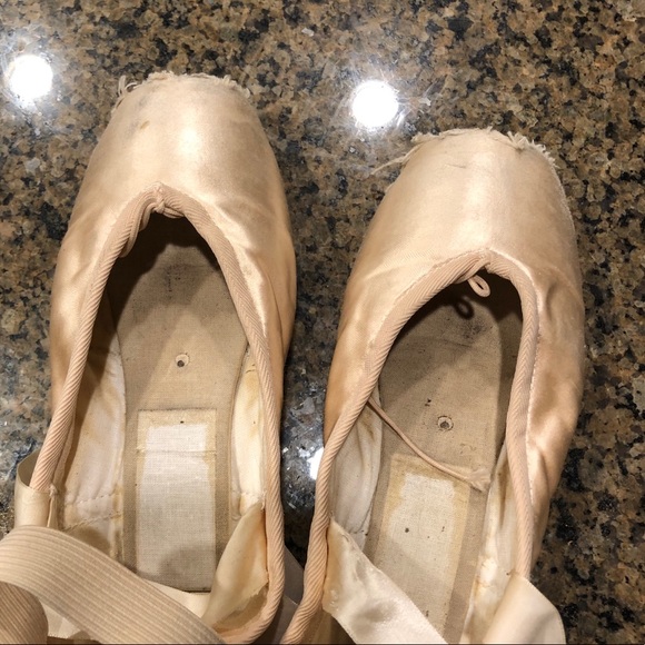 Old used pointe shoes - Picture 14 of 14